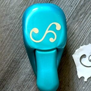 Scrapbooking border design punch